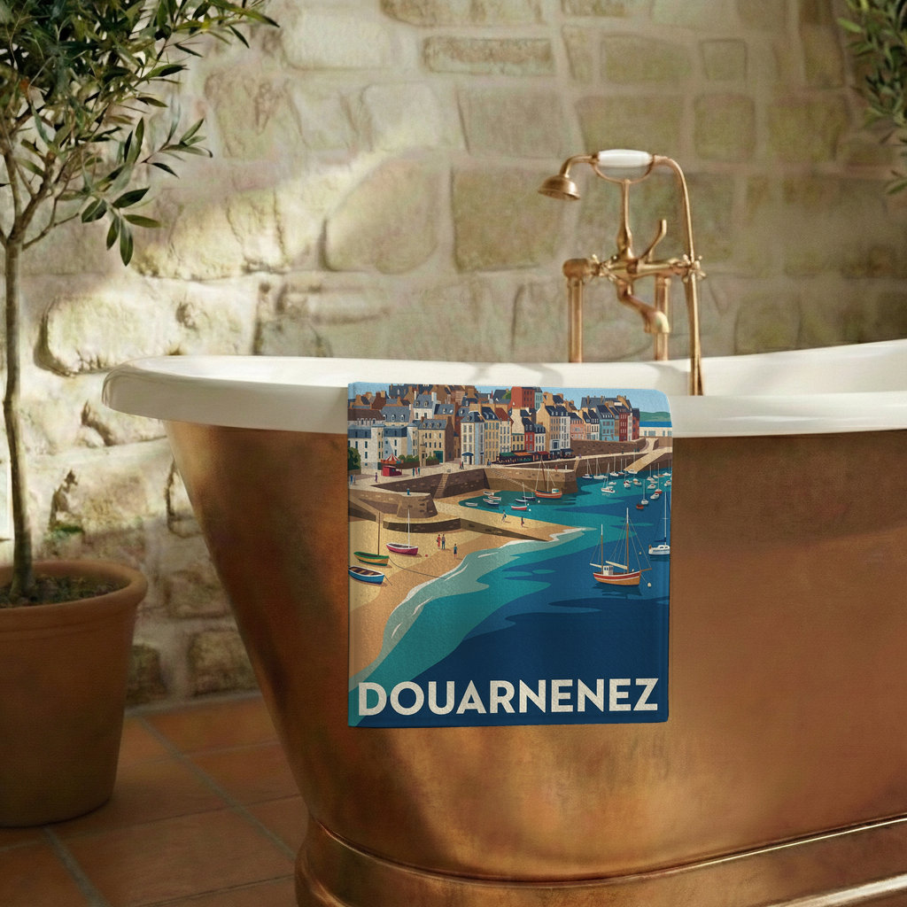 Serviette de bain souvenir de la ville de Douarnenez avec une illustration stylisée.