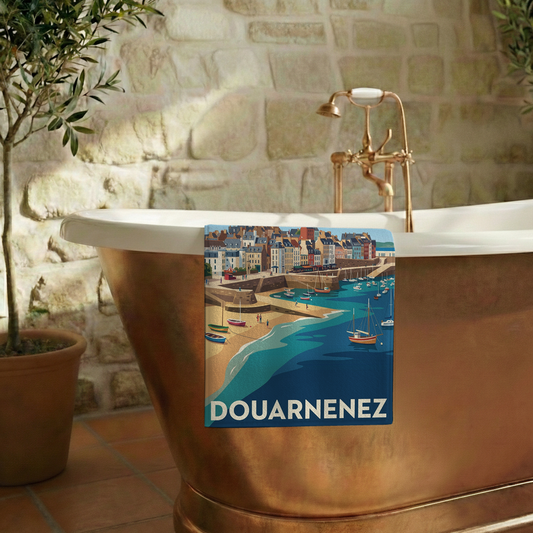 Serviette de bain souvenir de la ville de Douarnenez avec une illustration stylisée.