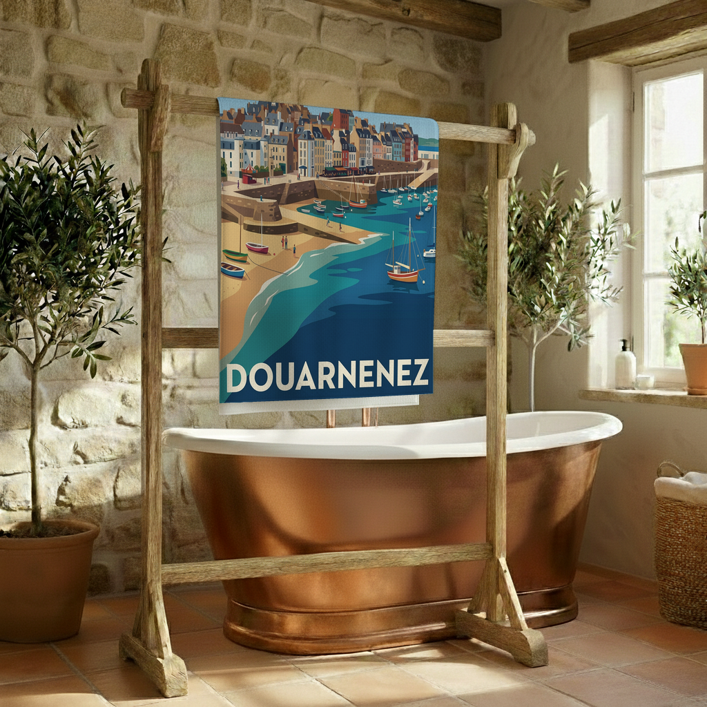 Serviette de bain souvenir de la ville de Douarnenez avec une illustration stylisée.