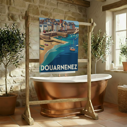 Serviette de bain souvenir de la ville de Douarnenez avec une illustration stylisée.