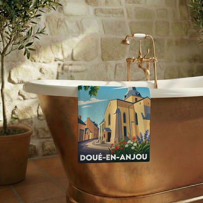 Serviette de bain souvenir de la ville de Doué-en-Anjou avec une illustration stylisée.