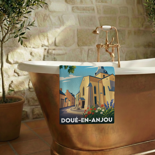 Serviette de bain souvenir de la ville de Doué-en-Anjou avec une illustration stylisée.