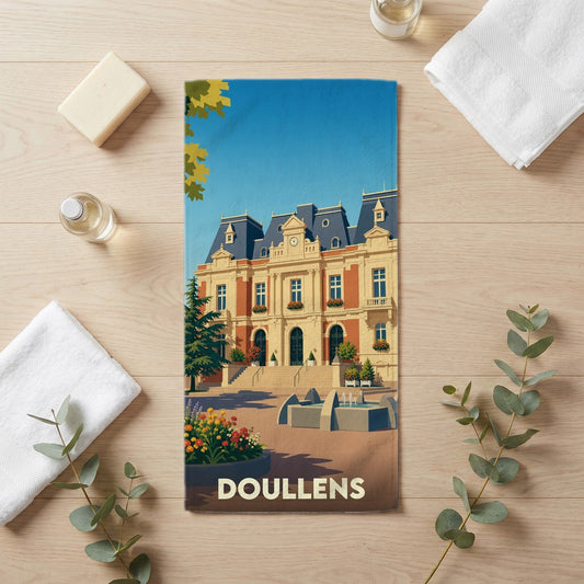 Serviette de bain souvenir de la ville de Doullens illustrée par un dessin stylisé de l'hôtel de ville.