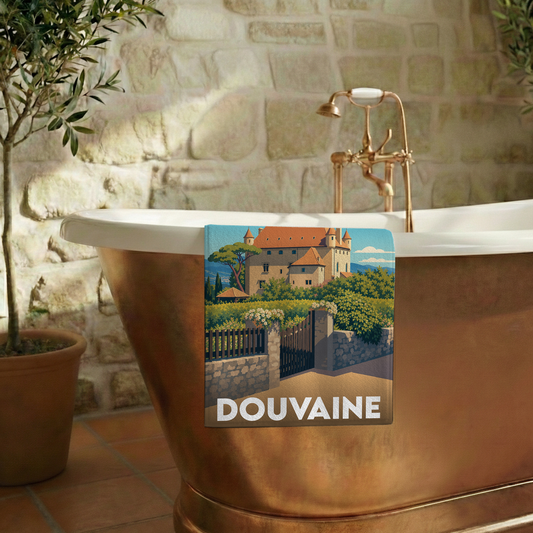 Serviette de bain souvenir de la ville de Douvaine avec une illustration stylisée.