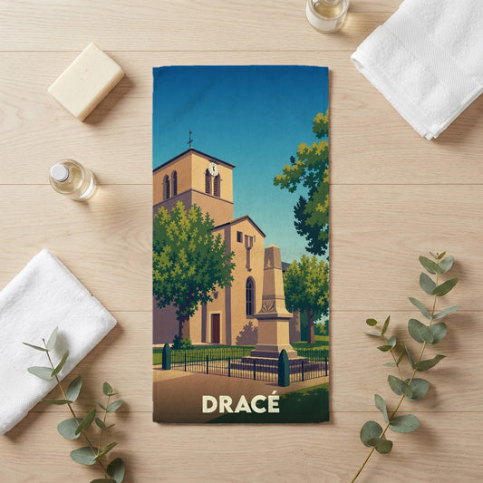 Serviette de bain souvenir de la ville de Dracé avec une illustration stylisée de son église.