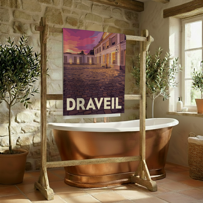 Serviette de bain souvenir de la ville de Draveil avec une illustration stylisée d'une place pavée au crépuscule.