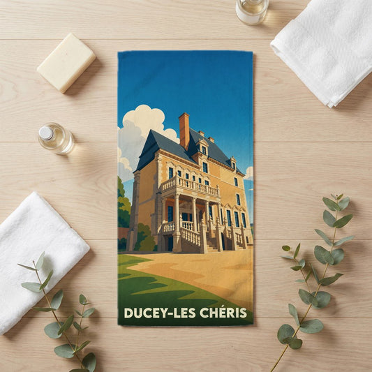 Serviette de bain souvenir de Ducey-Les Chéris ornée d'une illustration stylisée du château local.