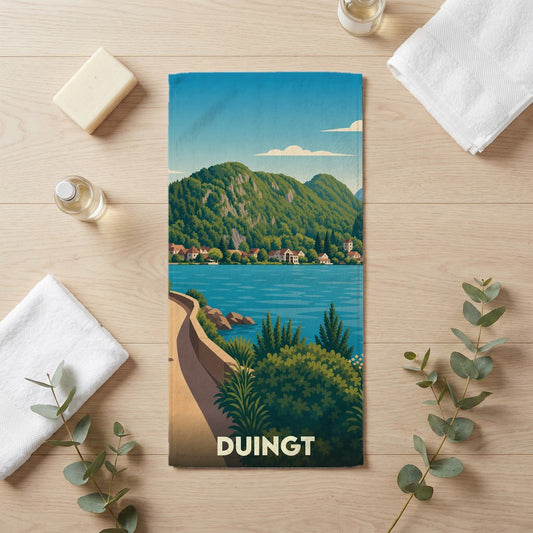 Serviette de bain souvenir de la ville de Duingt avec une illustration stylisée d'un paysage lacustre.