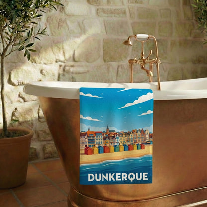 Serviette de bain souvenir de la ville de Dunkerque avec une illustration stylisée de ses cabines de plage colorées.