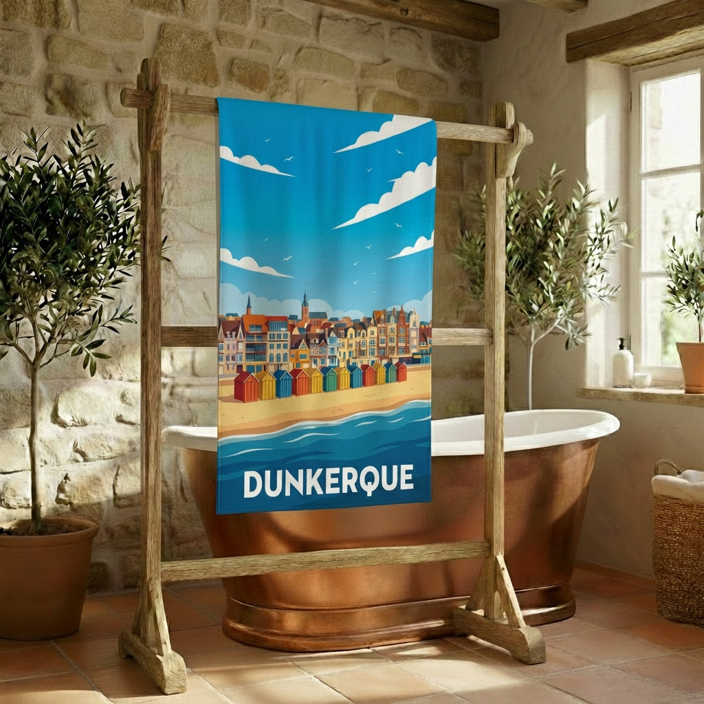 Serviette de bain souvenir de la ville de Dunkerque avec une illustration stylisée de sa plage et de ses cabines colorées.