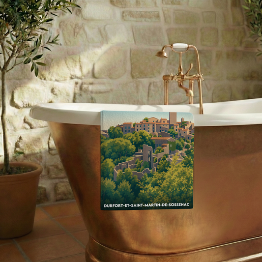 Serviette de bain souvenir de Durfort-et-Saint-Martin-de-Sossenac avec une illustration stylisée du village.
