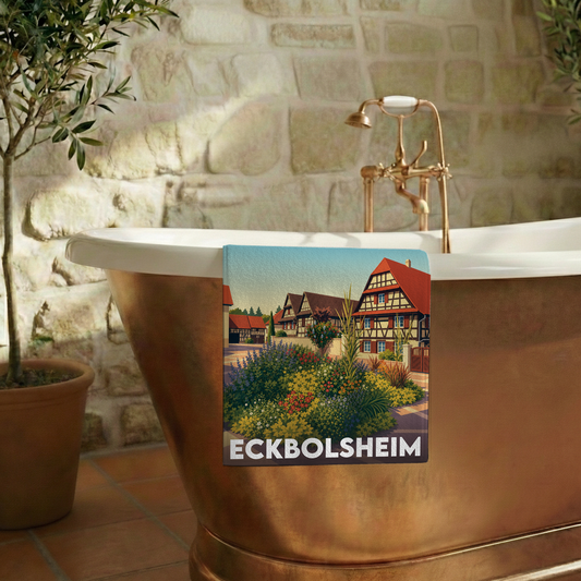Serviette de bain souvenir de la ville d'Eckbolsheim avec une illustration stylisée de maisons à colombages.