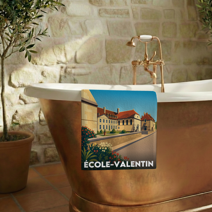 Serviette de bain souvenir de la ville d'École-Valentin avec une illustration stylisée.