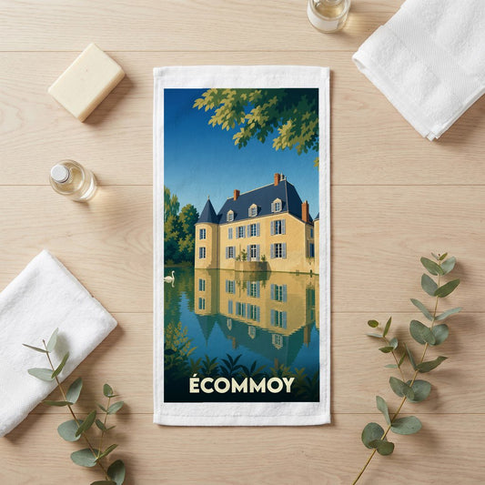Serviette de bain souvenir de la ville d'Écommoy avec une illustration stylisée d'un château se reflétant dans l'eau.