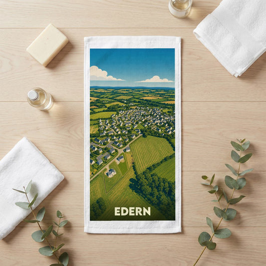 Serviette de bain souvenir de la ville d'Edern avec une illustration aérienne stylisée du paysage.