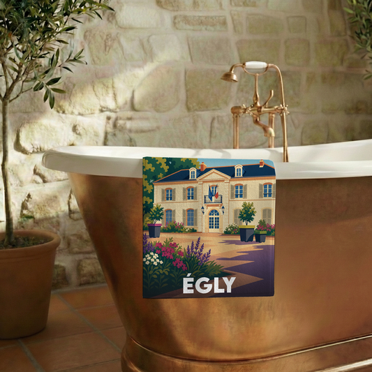 Serviette de bain souvenir de la ville de Égly avec une illustration stylisée.