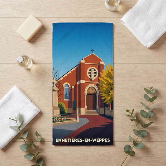 Serviette de bain souvenir de la ville d'Ennetières-en-Weppes avec une illustration stylisée de son église.