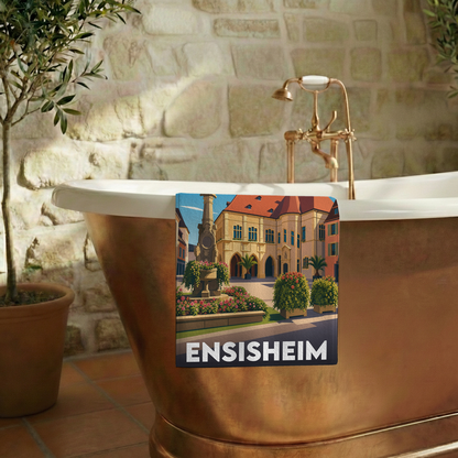 Serviette de bain souvenir de la ville de Ensisheim avec une illustration stylisée d'une place historique.