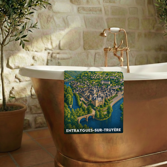 Serviette de bain souvenir de la ville d'Entraygues-sur-Truyère avec une illustration stylisée.