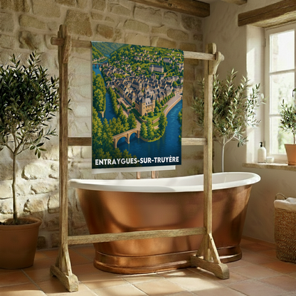 Serviette de bain souvenir de la ville d'Entraygues-sur-Truyère avec une illustration stylisée.
