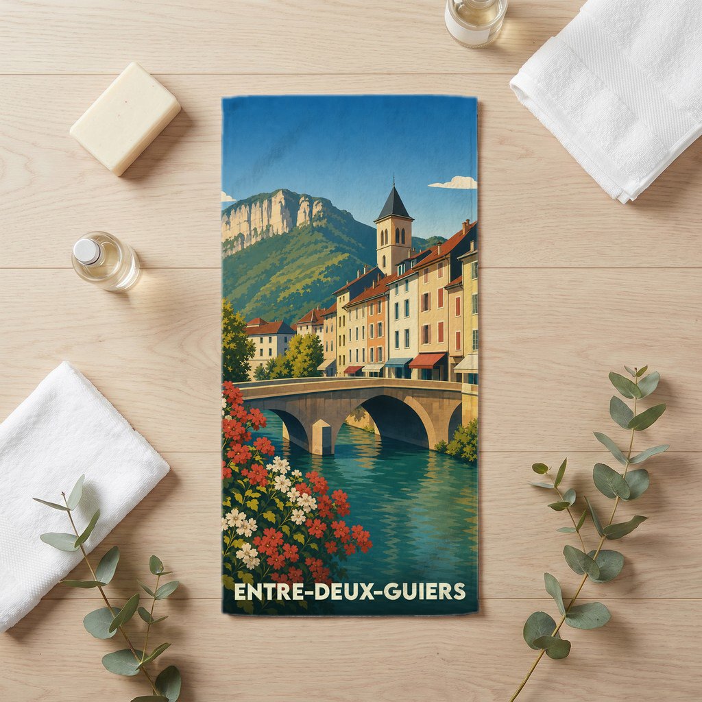 Serviette de bain souvenir de la ville de Entre-deux-Guiers avec une illustration stylisée de son pont et de ses montagnes.