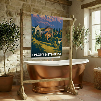 Serviette de bain souvenir de la ville de Epagny Metz-Tessy avec une illustration de paysage de montagne stylisée.