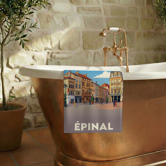Serviette de bain souvenir de la ville d'Épinal avec une illustration stylisée.