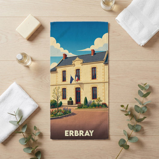 Serviette de bain souvenir de la ville d'Erbray avec une illustration stylisée de la mairie sous un ciel bleu.