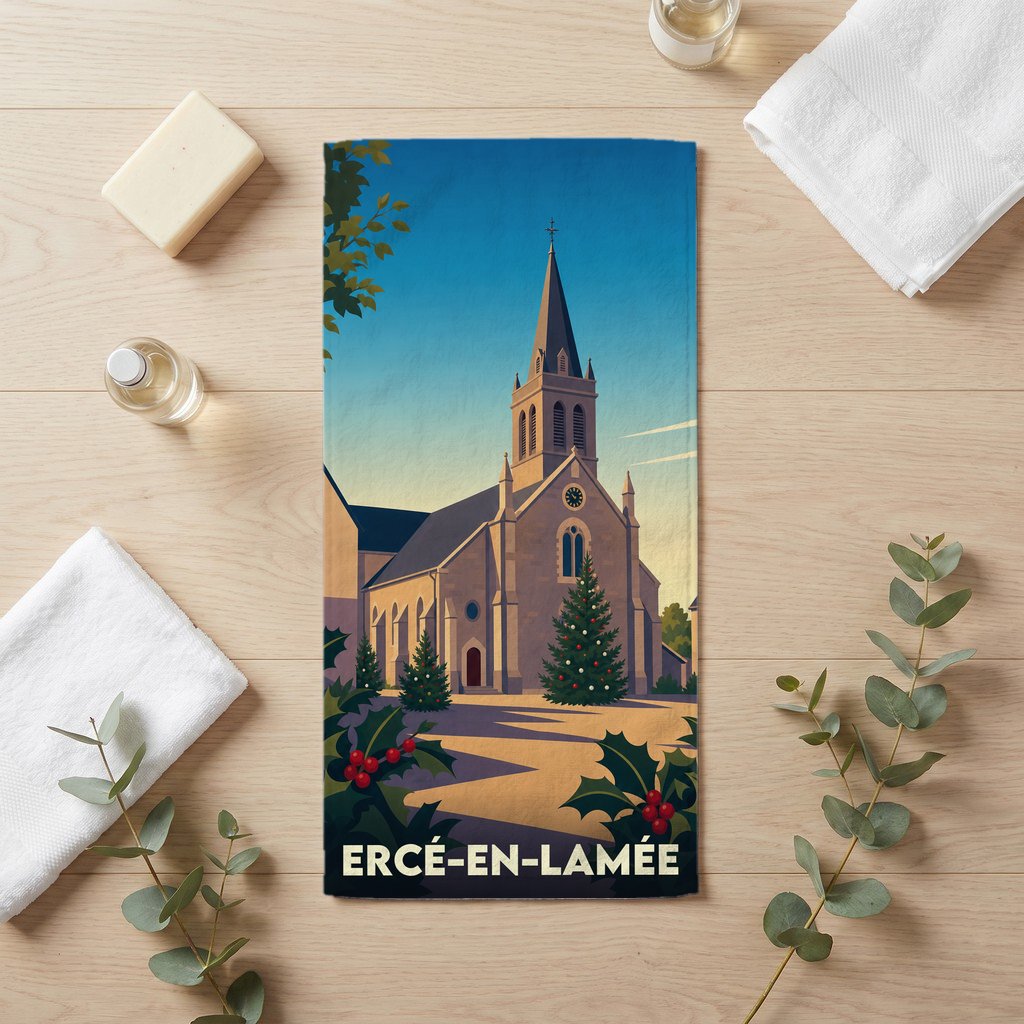 Serviette de bain souvenir de la ville d'Ercé-en-Lamée avec une illustration stylisée d'église décorée pour Noël.