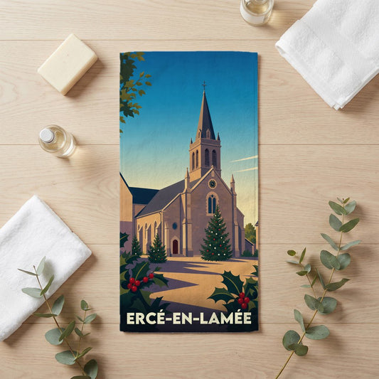 Serviette de bain souvenir de la ville d'Ercé-en-Lamée avec une illustration stylisée d'église décorée pour Noël.