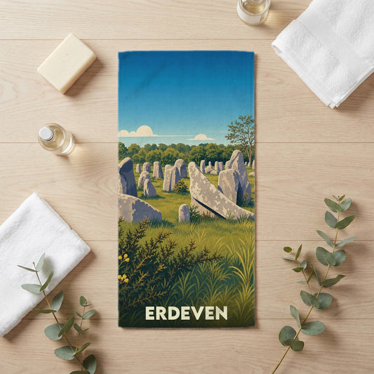 Serviette de bain souvenir de la ville d'Erdeven avec une illustration stylisée des alignements de menhirs.