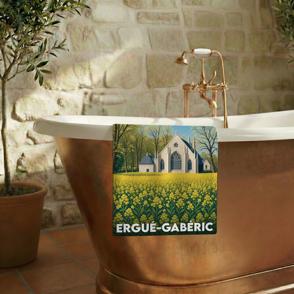 Serviette de bain souvenir de la ville d’Ergué-Gabéric illustrant une chapelle dans un champ de fleurs.