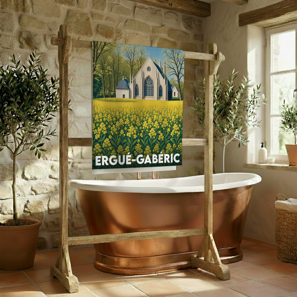 Serviette de bain souvenir de la ville de Ergué-Gabéric illustrant sa chapelle au milieu d'un champ de fleurs jaunes.