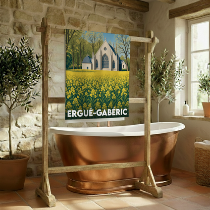 Serviette de bain souvenir de la ville de Ergué-Gabéric illustrant sa chapelle au milieu d'un champ de fleurs jaunes.