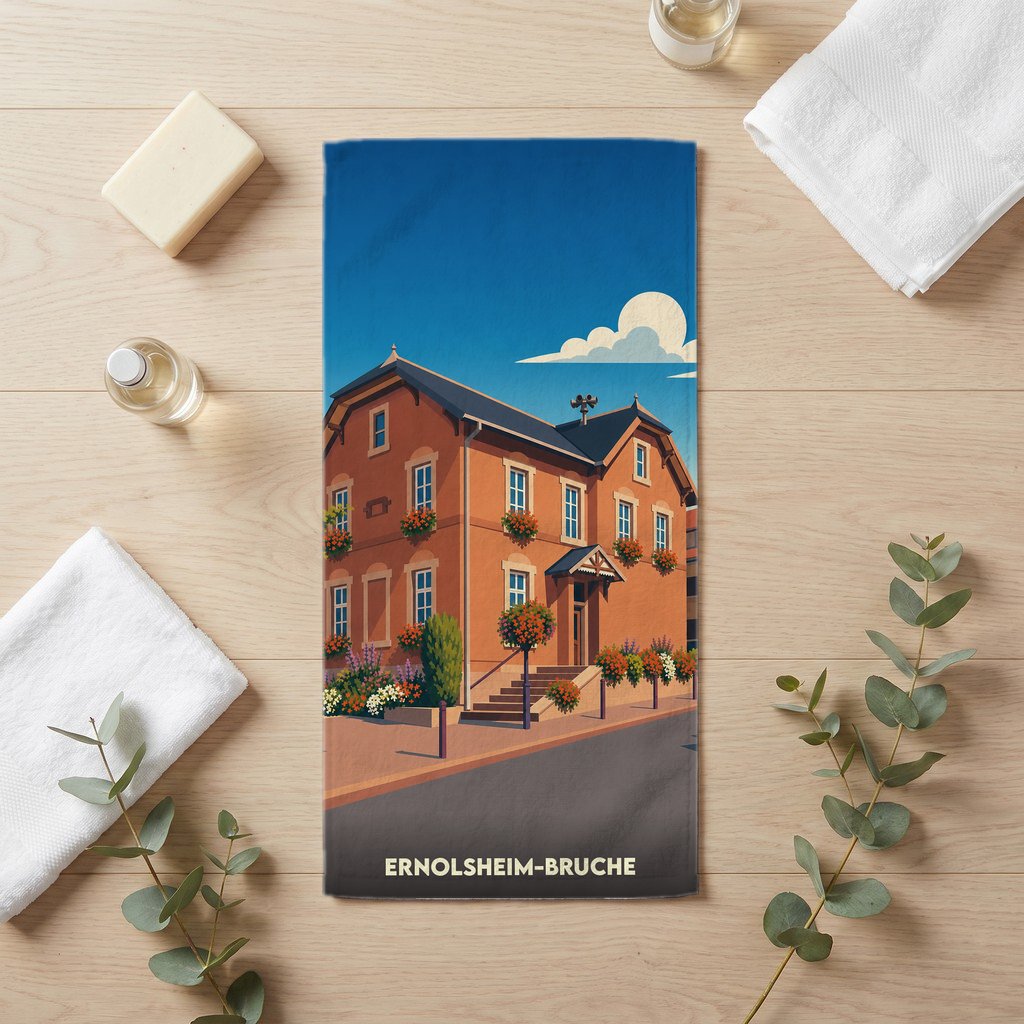 Serviette de bain souvenir de la ville d'Ernolsheim-Bruche avec une illustration stylisée d'un bâtiment traditionnel fleuri.