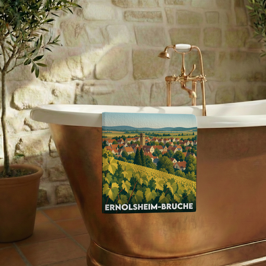 Serviette de bain souvenir de la ville d'Ernolsheim-Bruche avec une illustration stylisée.