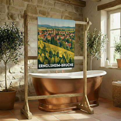 Serviette de bain souvenir de la ville d'Ernolsheim-Bruche avec une illustration stylisée.