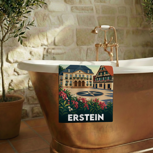 Serviette de bain souvenir de la ville de Erstein avec une illustration stylisée.