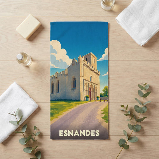 Serviette de bain souvenir de la ville d'Esnandes avec une illustration stylisée de son église fortifiée.