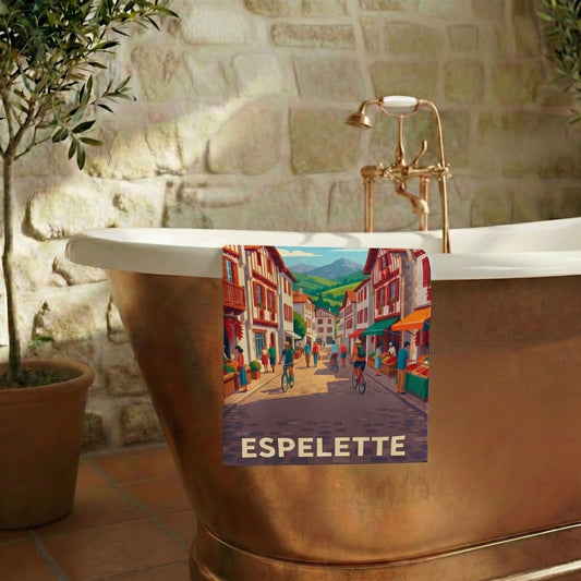 Serviette de bain souvenir de la ville d'Espelette avec une illustration stylisée.