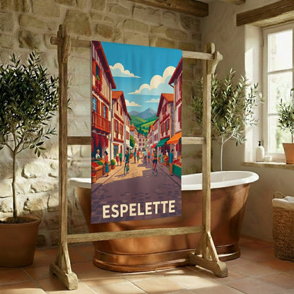 Serviette de bain souvenir de la ville d'Espelette avec une illustration stylisée d'une rue pittoresque.