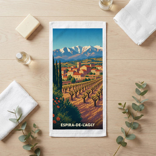 Serviette souvenir de la ville d'Espira-de-l'Agly avec une illustration stylisée d'un vignoble et de montagnes.