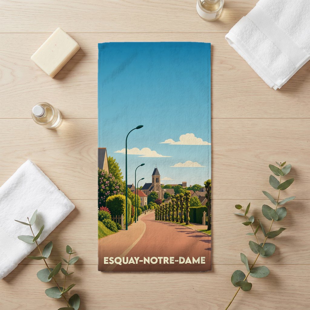 Serviette de bain souvenir de la ville d'Esquay-Notre-Dame avec une illustration stylisée d'une rue menant à l'église.