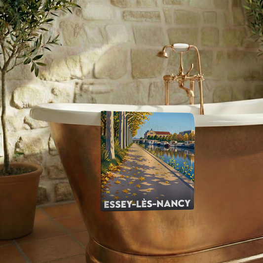 Serviette de bain souvenir de la ville de Essey-lès-Nancy avec une illustration stylisée d'un canal en automne.