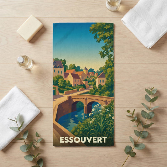 Serviette de bain souvenir de la ville d'Essouvert avec une illustration stylisée d'un village et d'un pont.