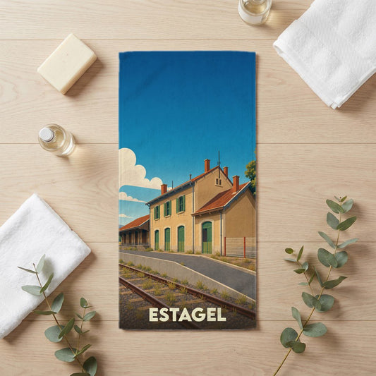 Serviette de bain souvenir de la ville d'Estagel avec une illustration stylisée de sa gare ferroviaire.