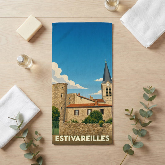 Serviette de bain souvenir de la ville d'Estivareilles avec une illustration stylisée de son église et de ses bâtiments en pierre.