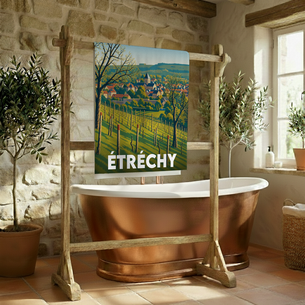Serviette de bain souvenir de la ville d'Étréchy illustrée par un paysage de vignobles et de clocher dans un style vintage.