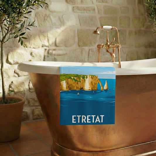 Serviette de bain souvenir de la ville d'Étretat avec une illustration stylisée de ses célèbres falaises.