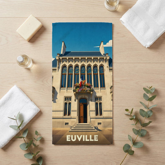 Serviette de bain souvenir de la ville de Euville illustrant son hôtel de ville avec un style graphique épuré.